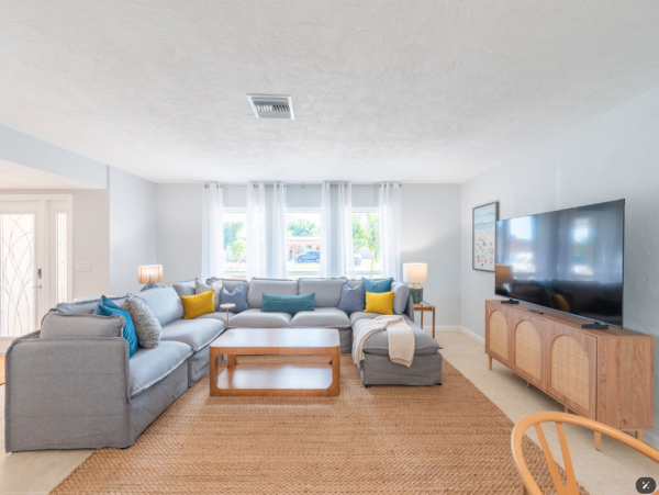 Luxurious Coastal Retreat in Sarasota - 4-Bedroom Home with Pool